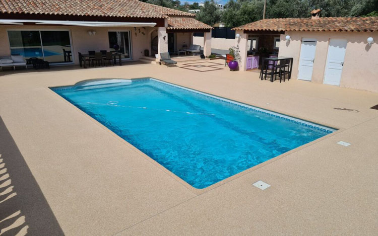 avantages-moquette-pierre-produits-piscine