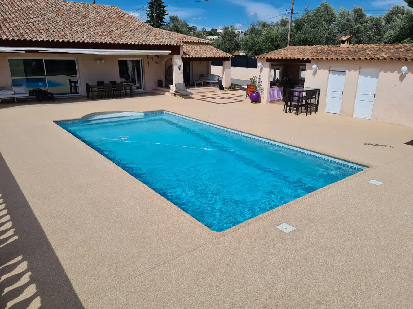 projet-amenagement-plages-de-piscine-couverture
