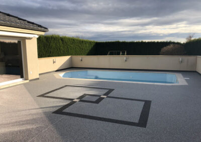 projet-renovation-cour-en-moquette-de-marbre-grand-est-piscine