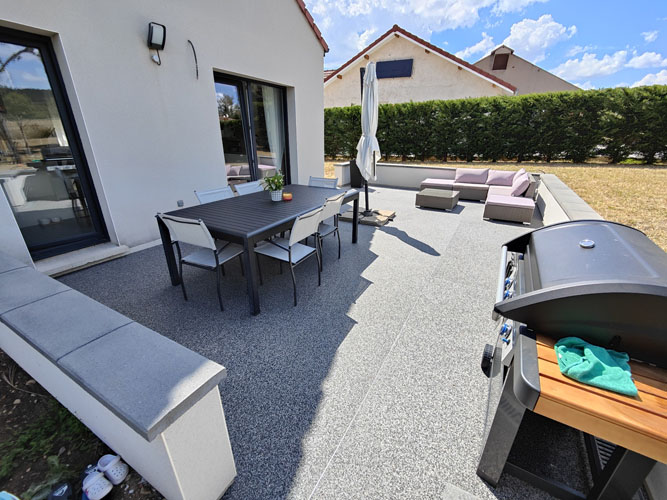 idees-amenagement-terrasse-moquette-de-pierre-mobilier