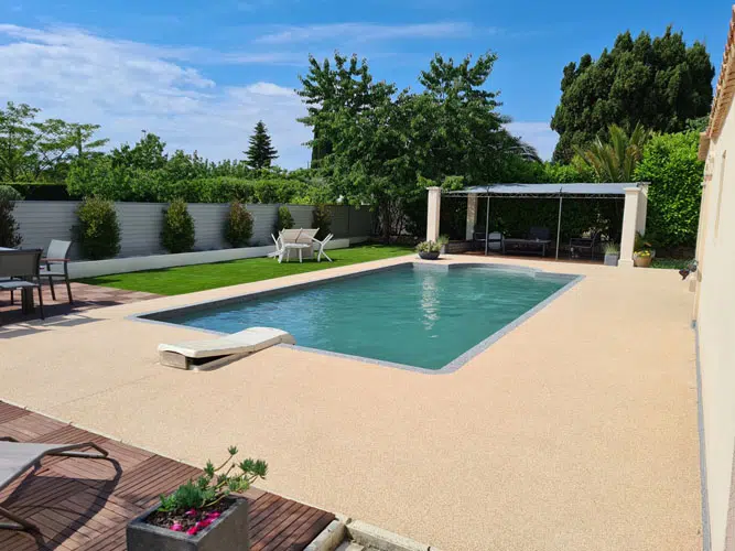 Choisir la moquette de pierre pour sa piscine
