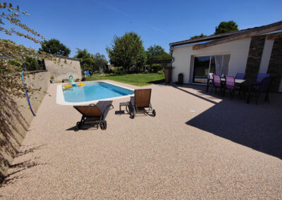 Réalisation d'une plage de piscine et terrasse en moquette de pierre