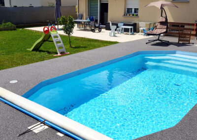 Le Home Résine moquette de pierre pour vos plages de piscine