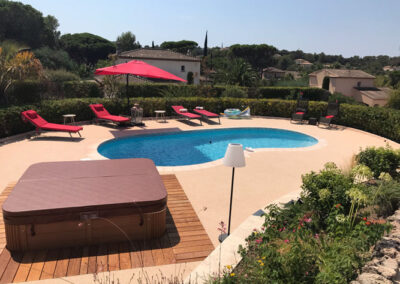 Réalisation d'une plage de piscine en moquette de marbre