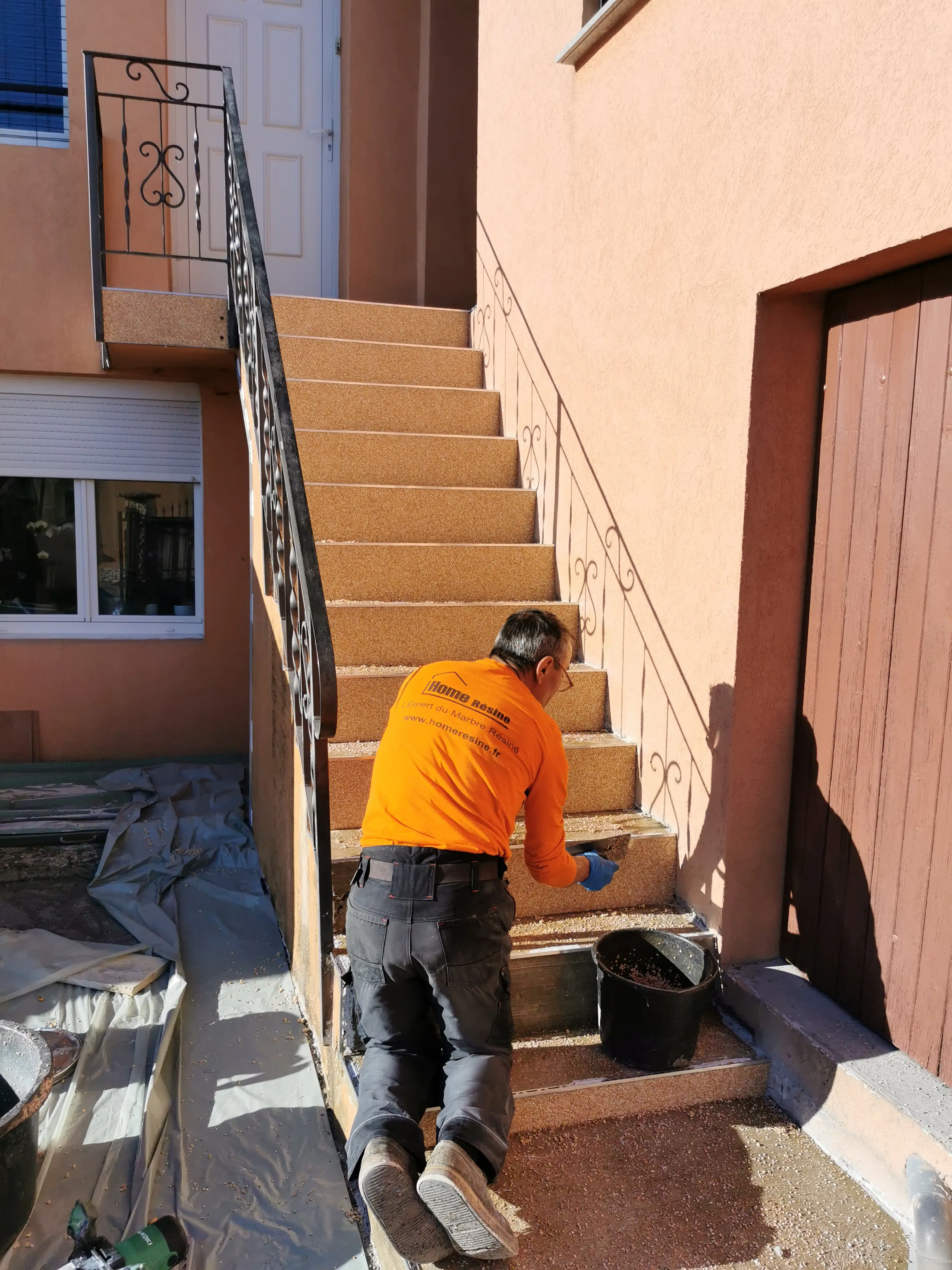 Différentes étapes de pose de moquette de pierre Home Résine