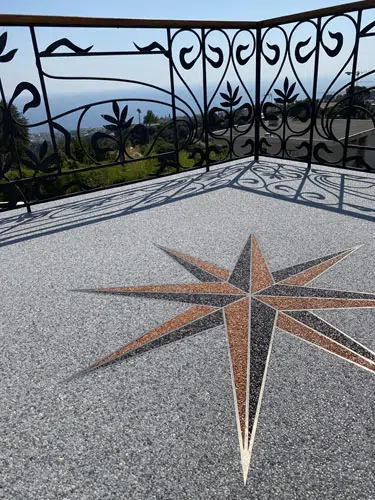 Pose de moquette de pierre avec un motif