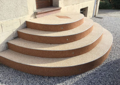 Application de la moquette de pierre pour cette rénovation d'escalier extérieur arrondi