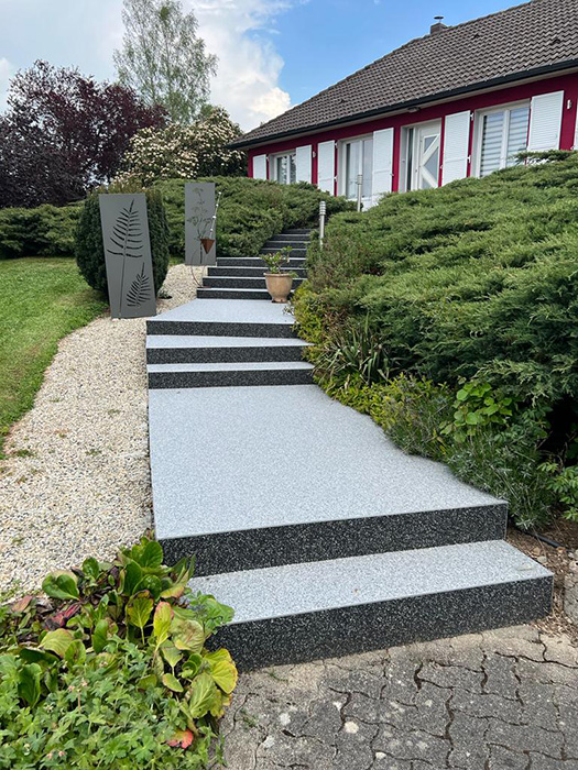 Charmante rénovation d'un escalier extérieur d'une entrée de maison en moquette de pierre