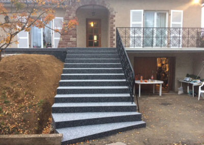 Exemple d'escalier extérieur terminé en moquette de pierre