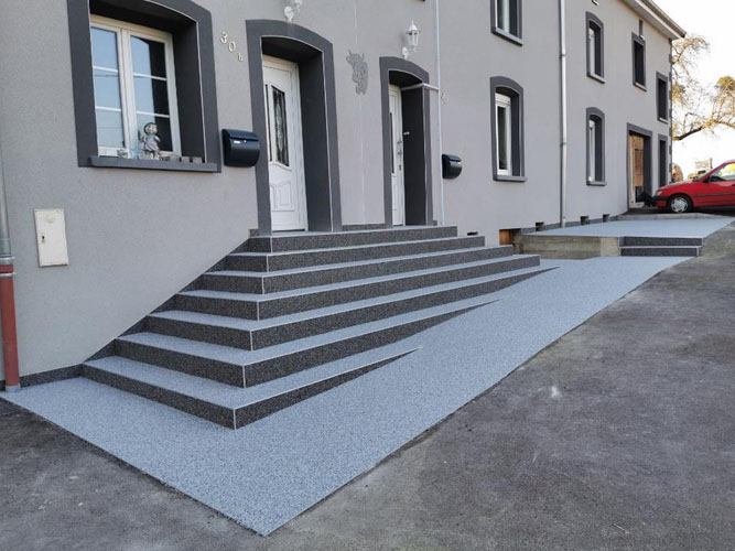 Escalier extérieur en moquette de pierre moderne, design et durable