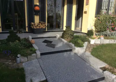 Revêtements allées extérieures en Home Résine avec un motif géométrique.