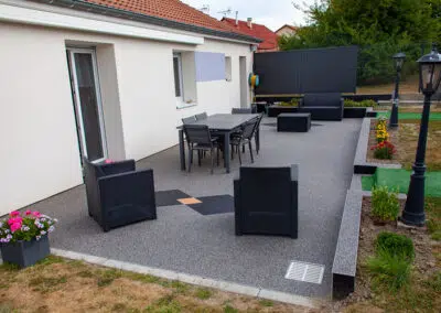 Terrasse en résine et granulats de marbre coloris gris et motif géométrique