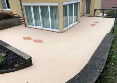 Réalisation d'une terrasse en résine et granulats de marbre