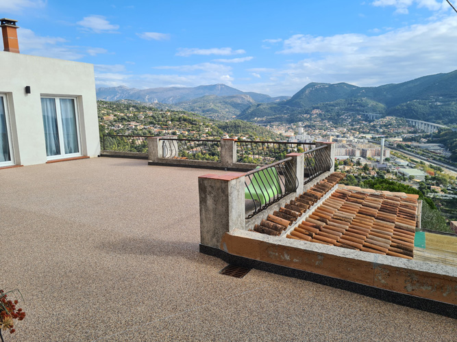 pose sur terrasse en résine dans le Sud