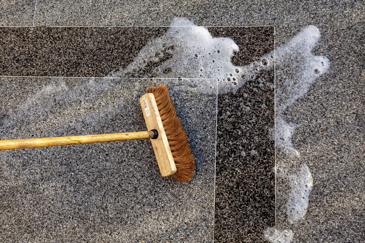 Entretien moquette de pierre facile avec de l'eau, du savon et un balai-brosse