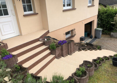 Du sur-mesure pour cet escalier extérieur revêtu de moquette de pierre