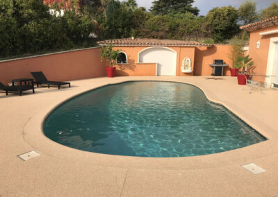 Réalisation d'une plage de piscine avec granulats de marbre