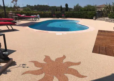 Aménagement extérieur d'une plage piscine