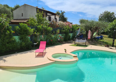 Exemple d'une rénovation de plage de piscine