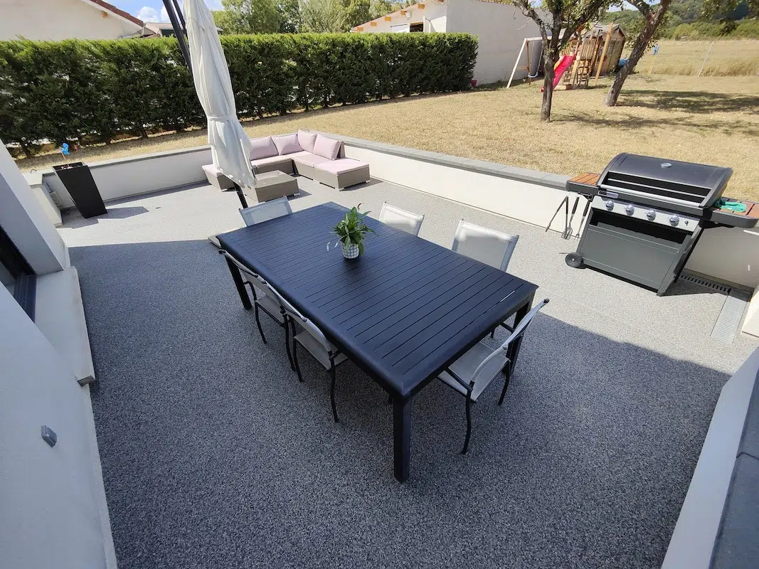 Réalisation moquette de pierre en Lorraine d'une terrasse en Home Résine