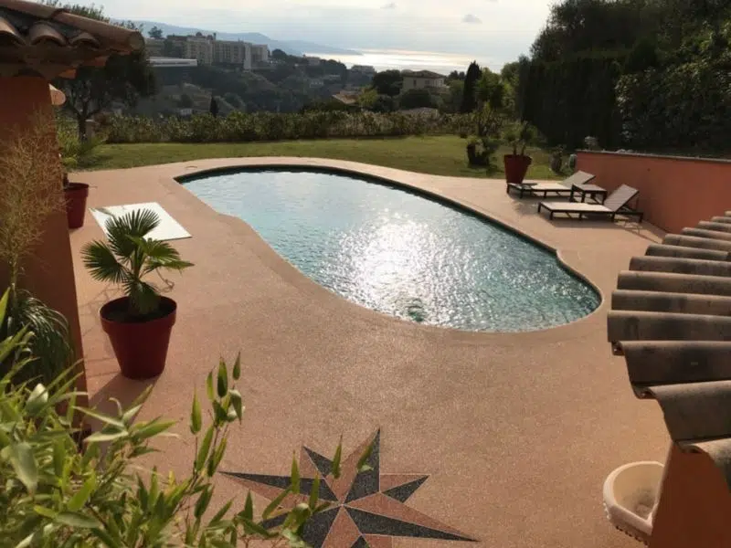revetement-plage-de-piscine-renovation