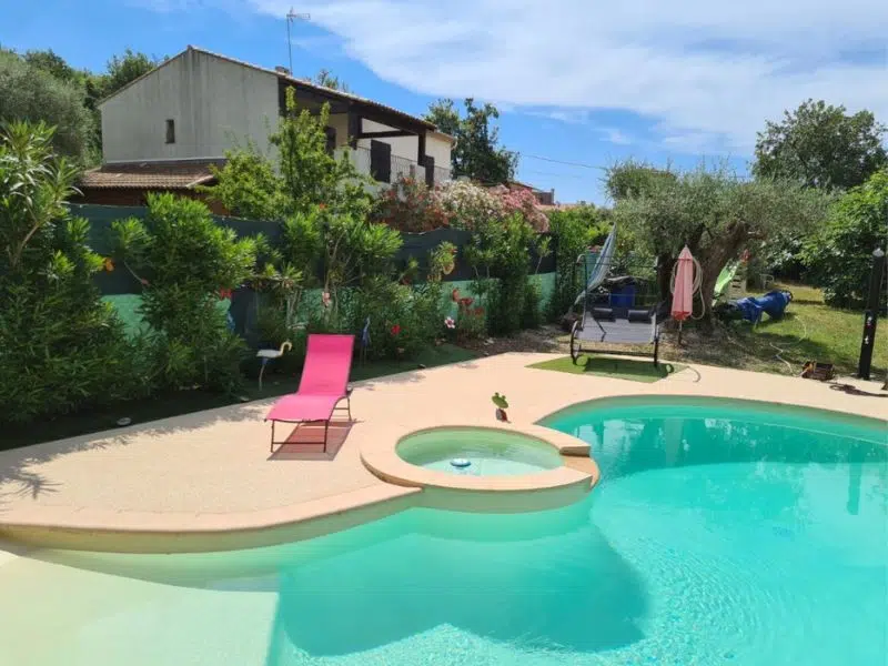 entretien des plages de piscine en moquette de pierre