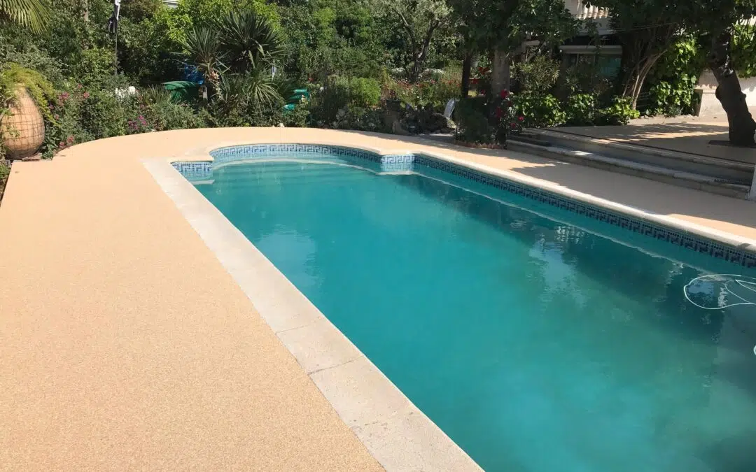 Plage pour piscine : design, sécurité et entretien grâce à la moquette de pierre