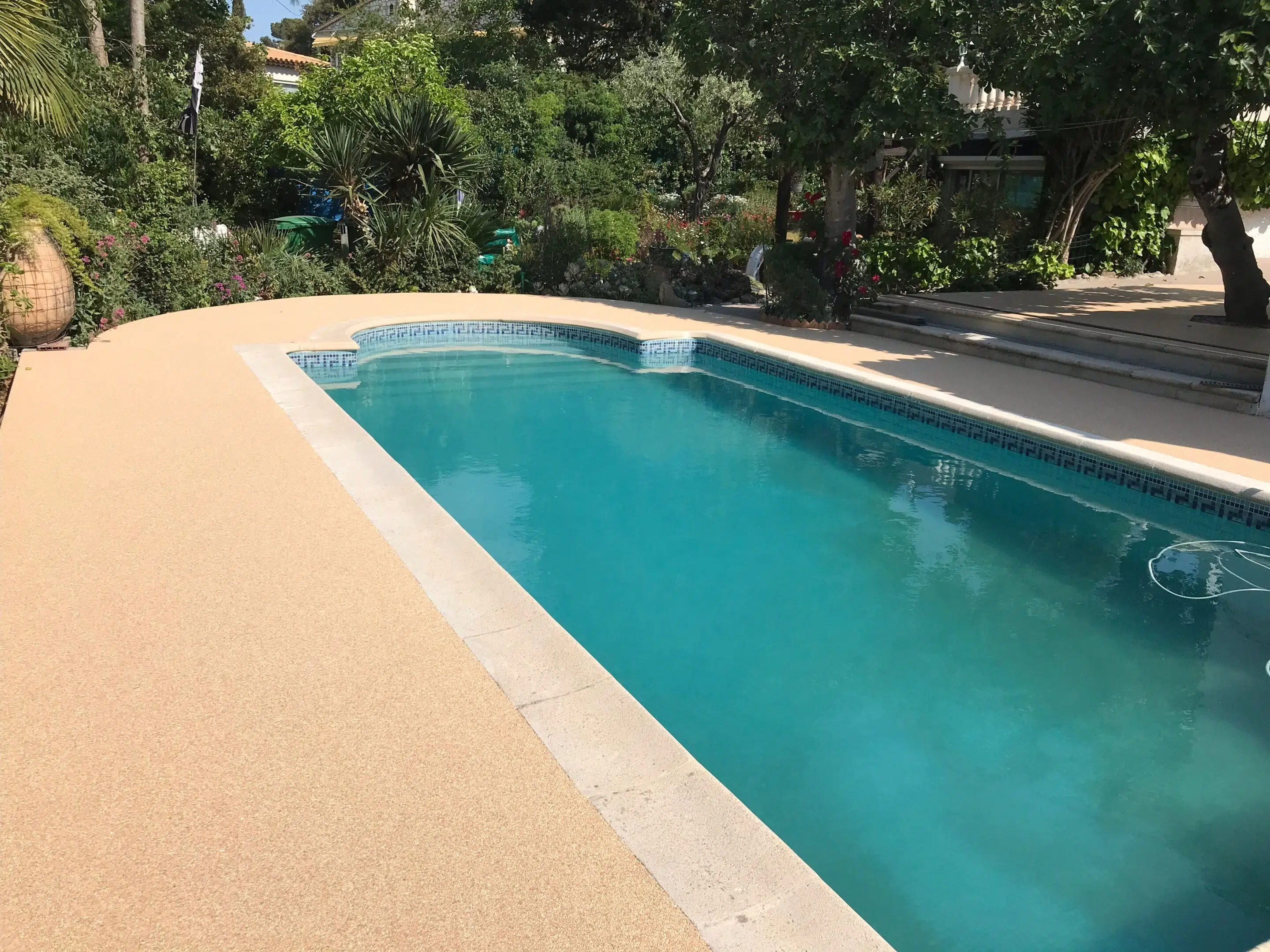 Plage pour piscine : design, sécurité et entretien grâce à la moquette de pierre