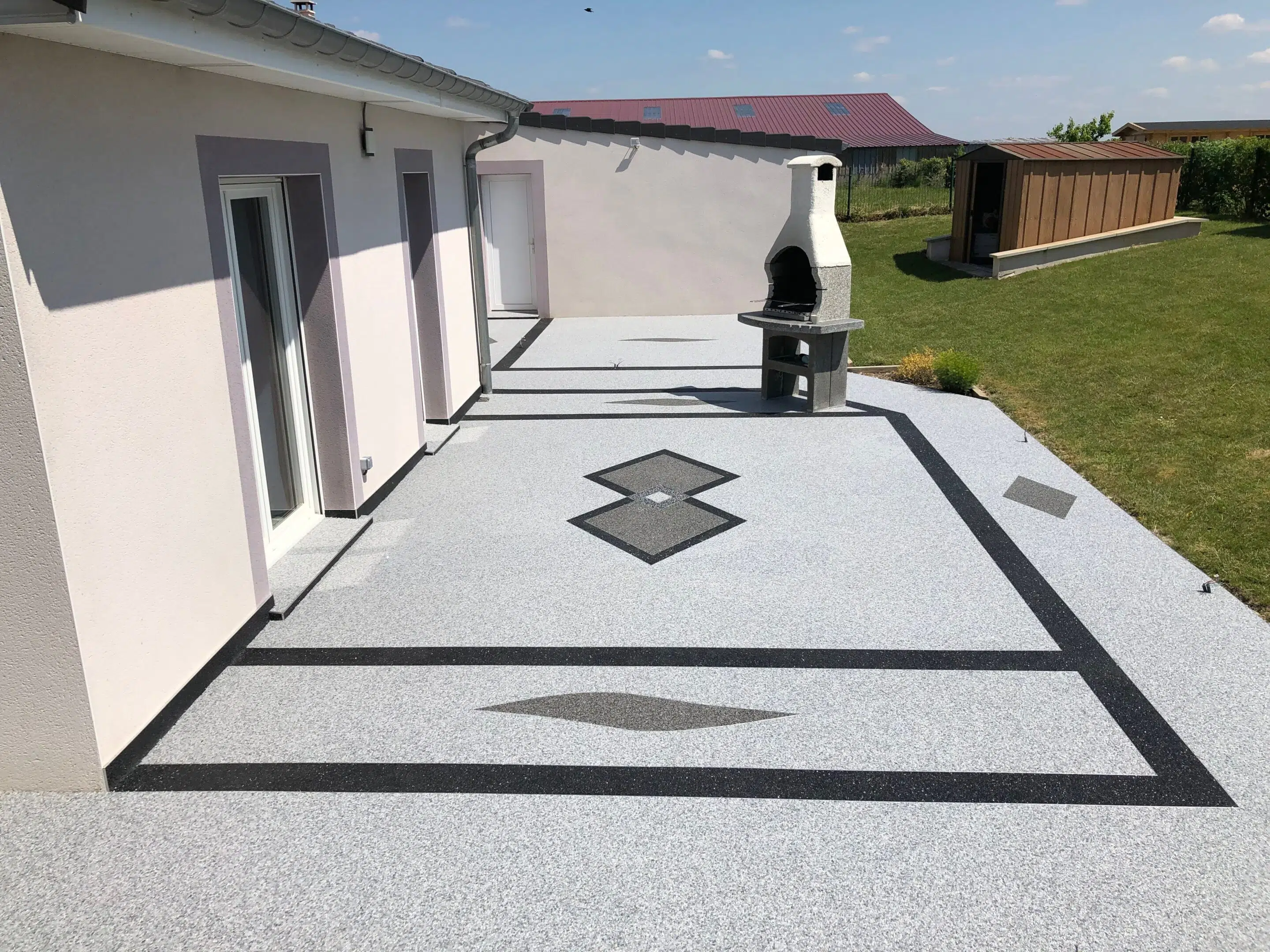 Quels avantages pratiques offre le tapis de pierre résine pour vos terrasses et allées ?<br />
