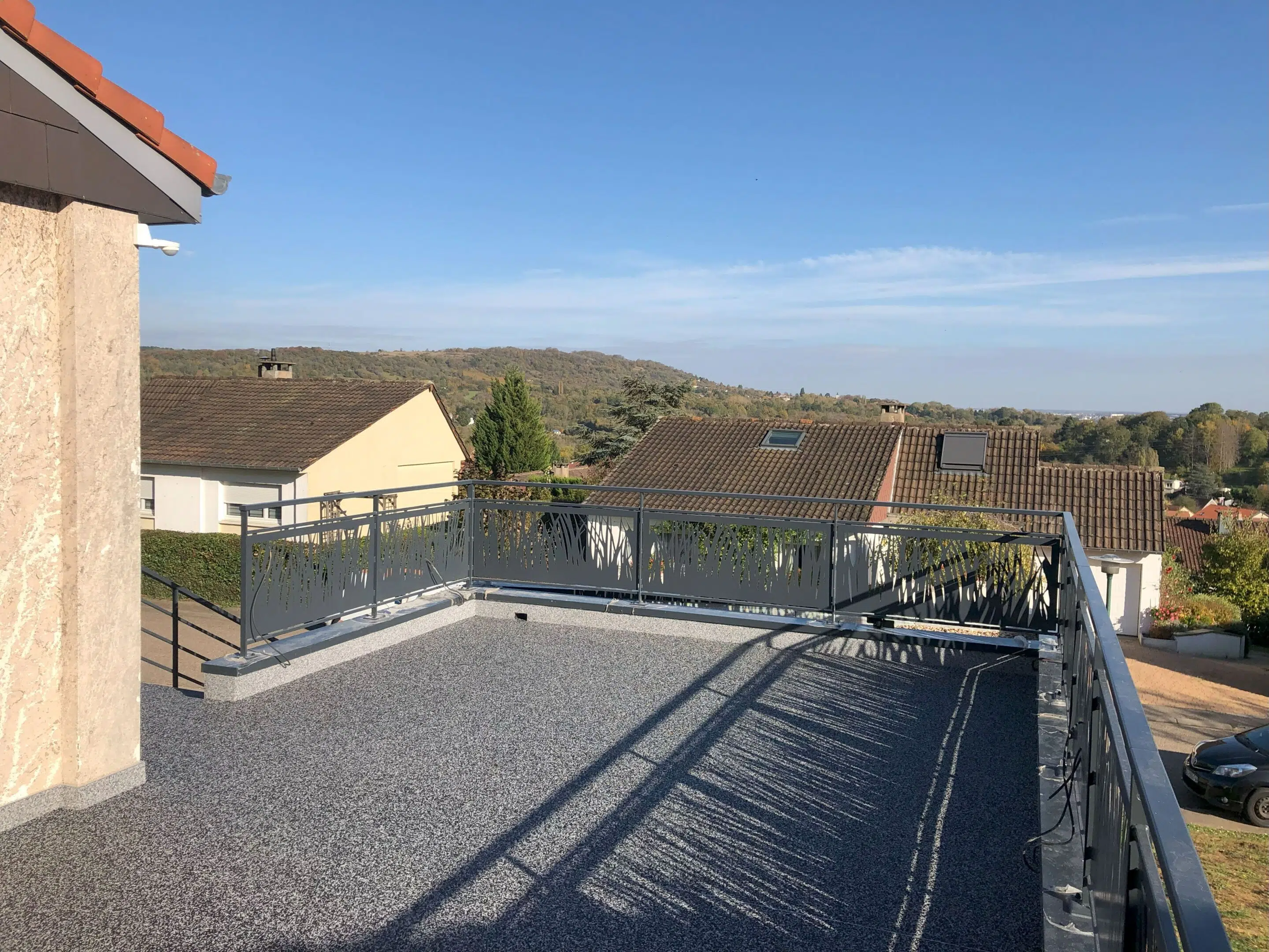 Quels avantages pratiques offre le tapis de pierre résine pour vos terrasses et allées ?