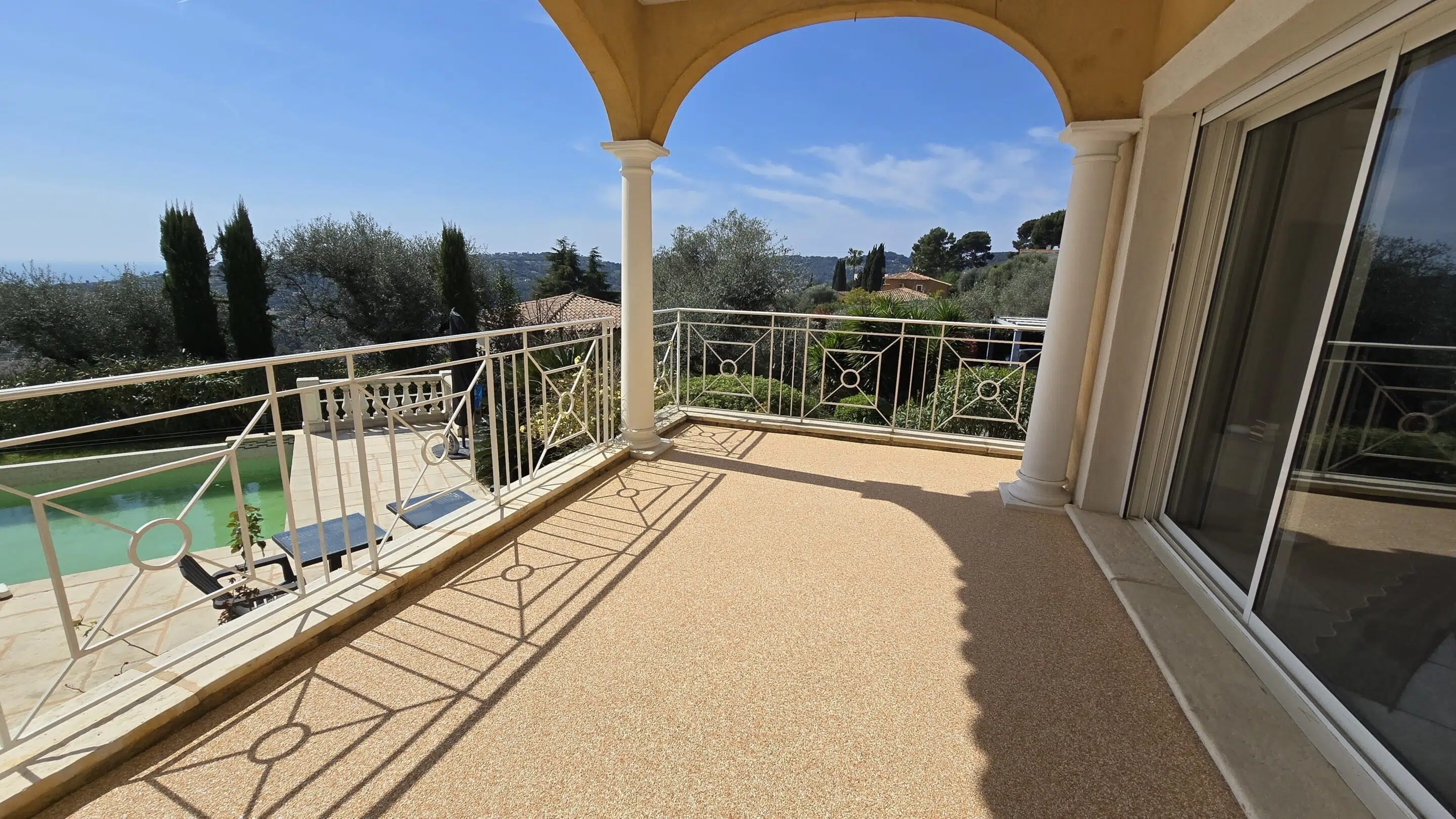 Balcon et terrasse en résine et en granulats de marbre