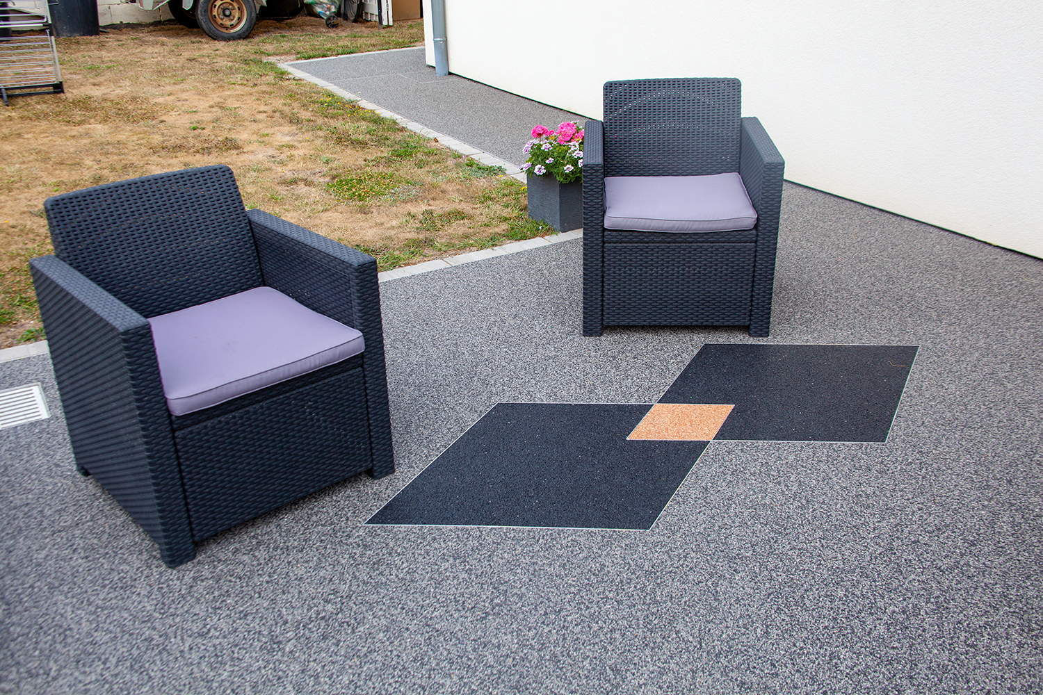 pose-moquette-de-pierre-motif-geometrique Pose moquette de pierre sur une terrasse avec un motif géométrique