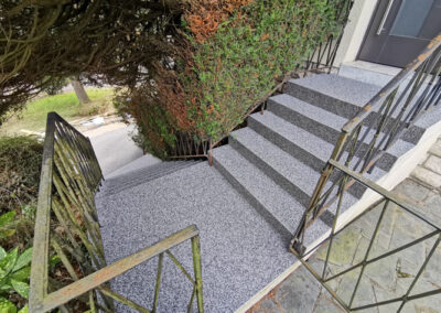 Exemple d'une réalisation de rénovation d'escalier extérieur couleur gris
