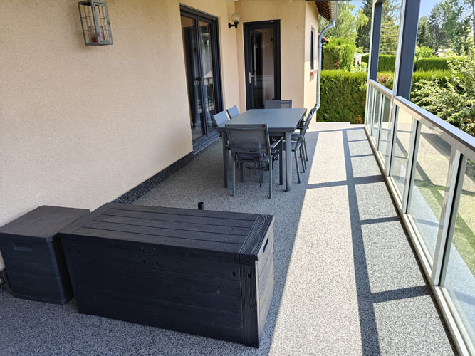 Nettoyer votre terrasse en résine en toute facilité