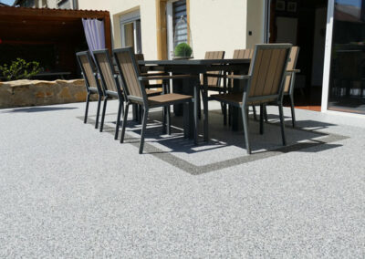Terrasse en résine mobilier de jardin
