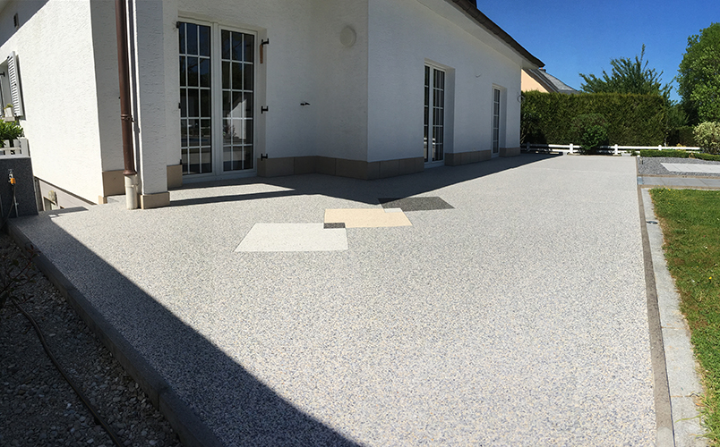 terrasse en résine et en granulat de marbre design, pratique
