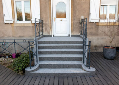 Revêtement en moquette de pierre pour cet escalier droit