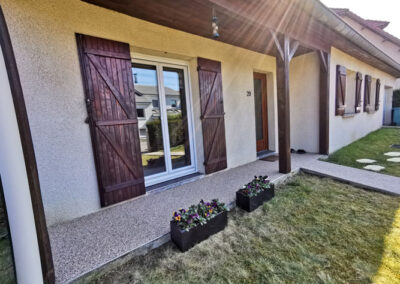 Allée devant une maison réalisée par Home Résine en moquette de pierre