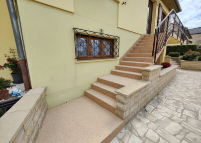 L'escalier qui mène à l'entrée de la maison a été revêtu d'une moquette de marbre