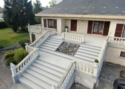 Moquette de marbre gris clair pour cet immense escalier extérieur