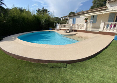 Une plage de piscine réalisée en moquette de pierre